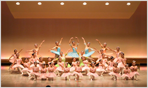 スタジオの近くのステージで楽しく踊ることができました